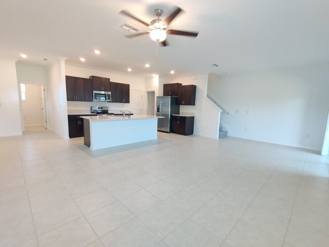 Building Photo - Spacious End-Unit Townhouse in FishHawk Ranch | Top-Rated Schools