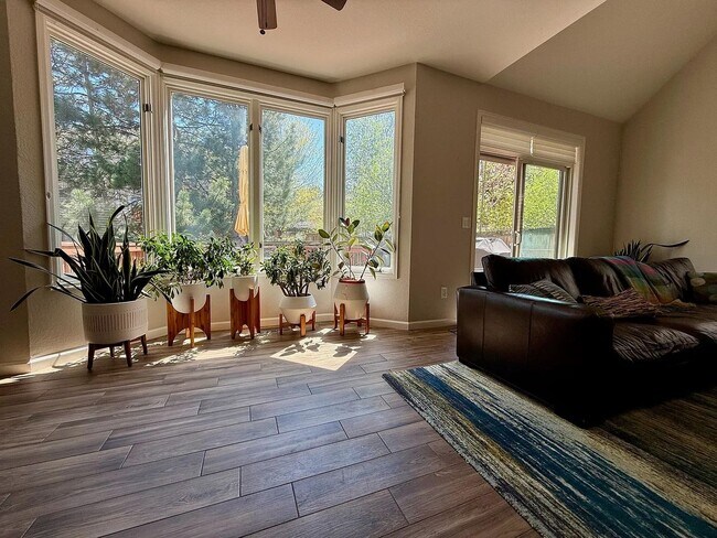 Building Photo - Furnished or Unfurnished: Updated 4 Bed 3....