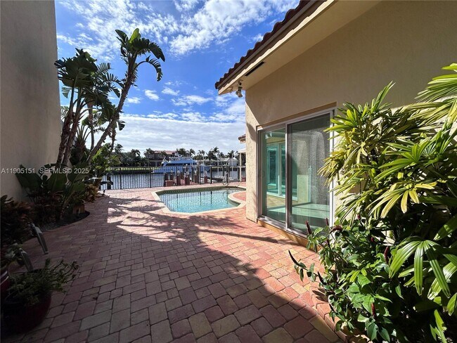 Building Photo - 484 Commodore Cir