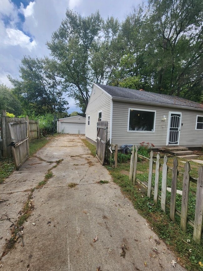 Building Photo - Newly Updated Three Bedroom Single Family ...