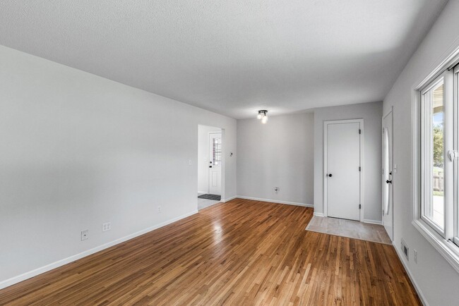 Building Photo - Freshly remodeled 4 Bed Rambler AV/Rosemou...