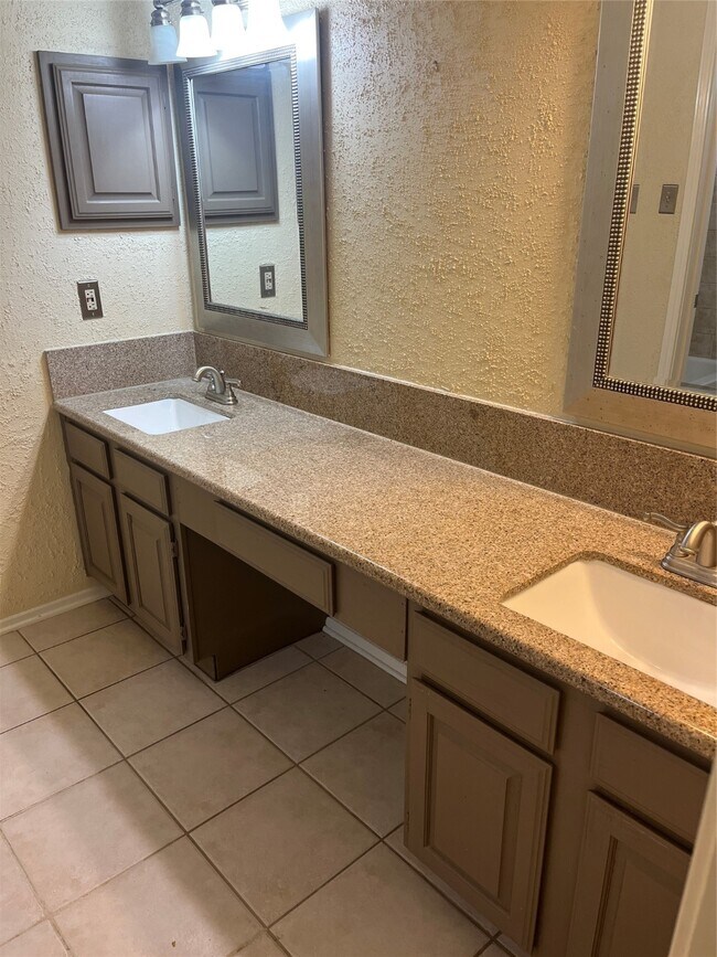 Building Photo - 4250 Bridledon Ln