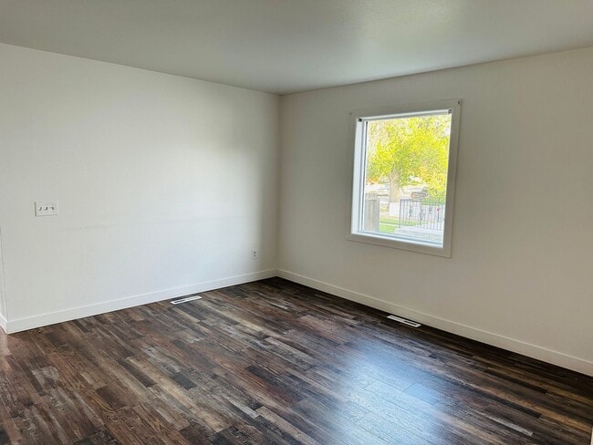 Building Photo - 4 bedroom, 1 bath. Pets Ok, Remodeled in 2...