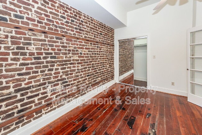 Building Photo - 290 King St