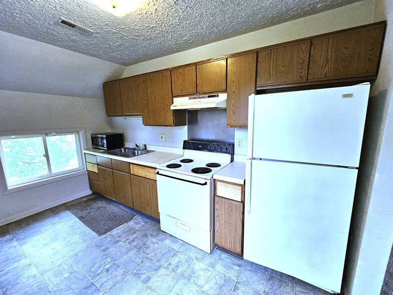Building Photo - 170 Lathrop Ave