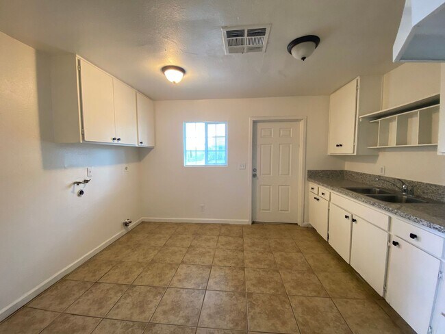 Building Photo - Two bedroom with a yard!