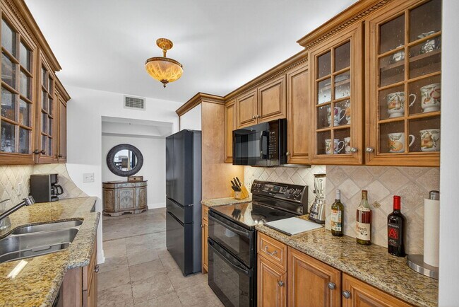 Building Photo - 5550 N Ocean Dr
