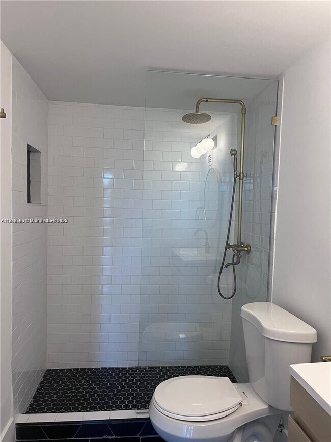 Building Photo - 9800 W Bay Harbor Dr