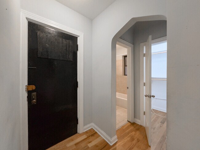 Building Photo - 4424 N Wolcott Ave