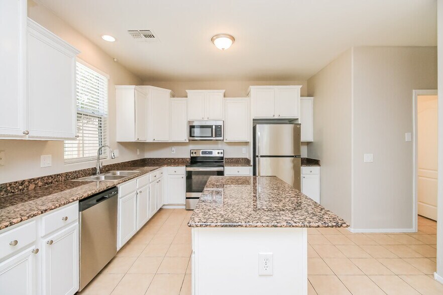 Building Photo - 4254 E Carla Vista Dr