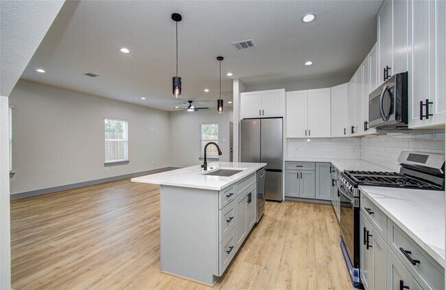 Building Photo - 835 S Victory Dr