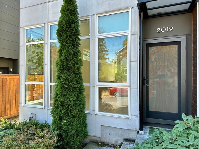 Building Photo - Stunning Central District Townhome