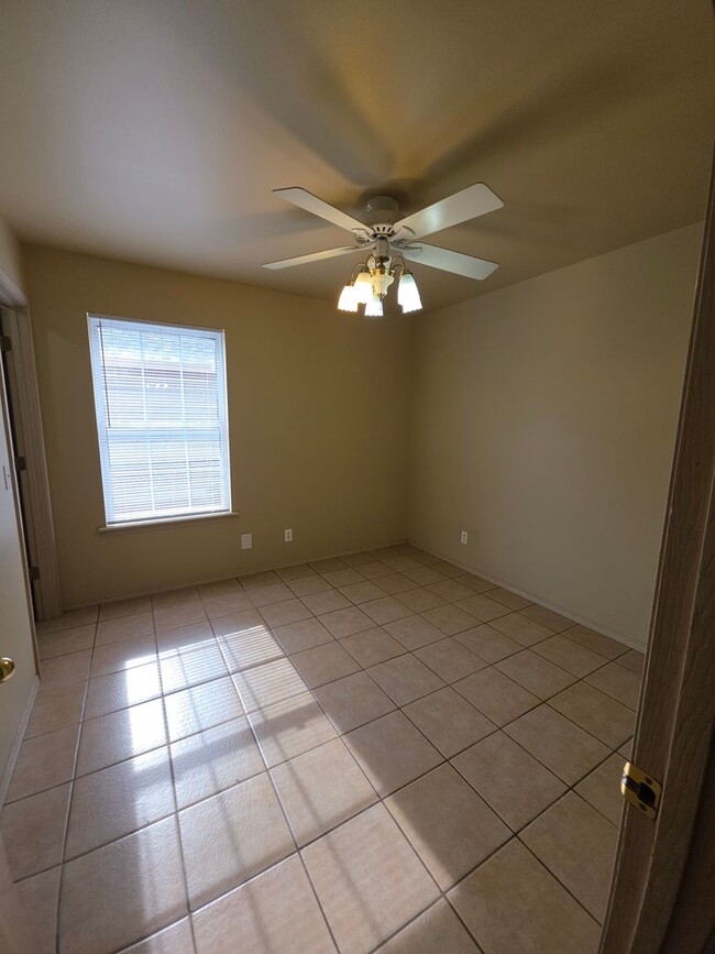 Building Photo - 1002 N Greenwich Ave