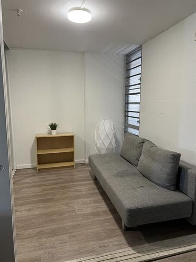Building Photo - Available now | A Unfurnished 2 Bedroom, 1 Bath Apartment with 1 Assigned parking in Alexander To...