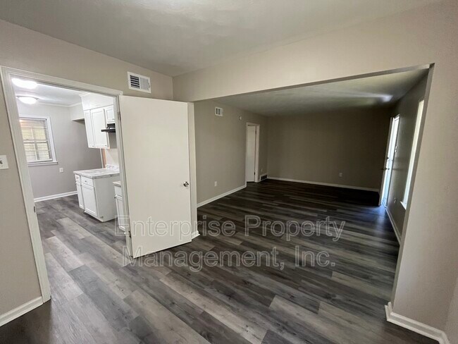 Building Photo - 1343 Dove St