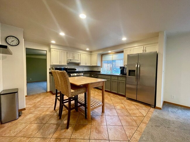 Building Photo - 4 bedroom, 2.5 Bath House in Mukilteo, $3995 per month