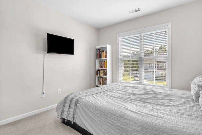 Building Photo - 4 bedroom 2.5 bathroom home close to beaches, shopping, and Marine Corps Bases.