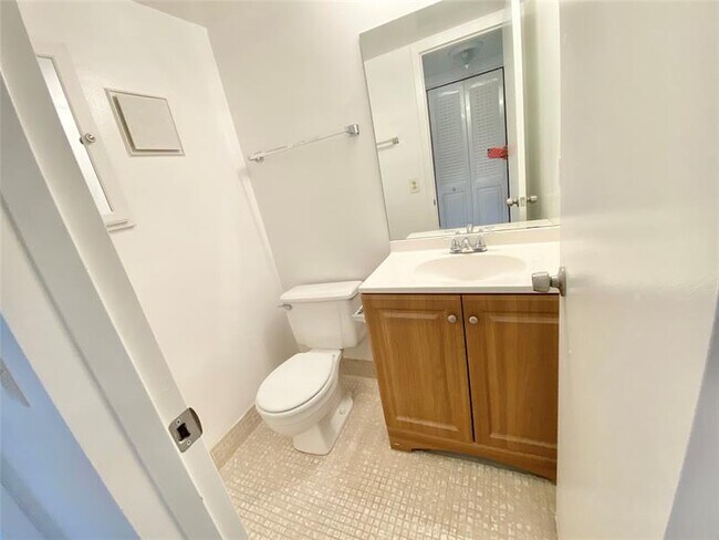 Building Photo - 149 Mansfield D