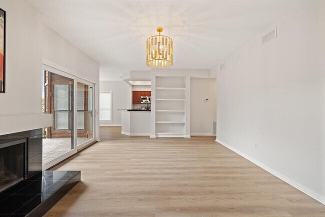 Building Photo - 4711 Spicewood Springs Rd