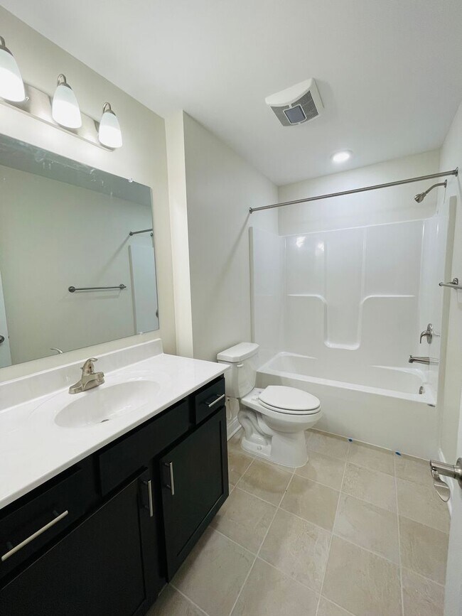 Building Photo - End Unit Townhouse for Rent