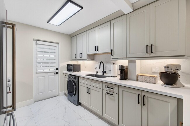 Building Photo - 322 N Federal Hwy