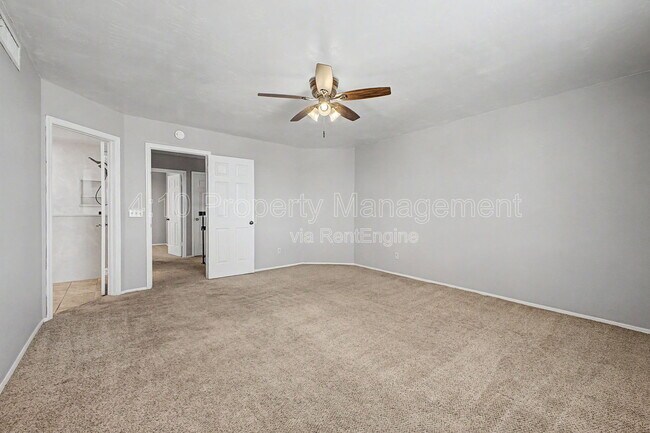 Building Photo - 3236 E Hiddenview Dr