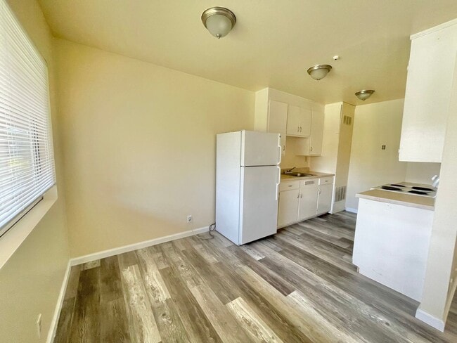 Building Photo - Cozy One Bedroom End Unit $1,650