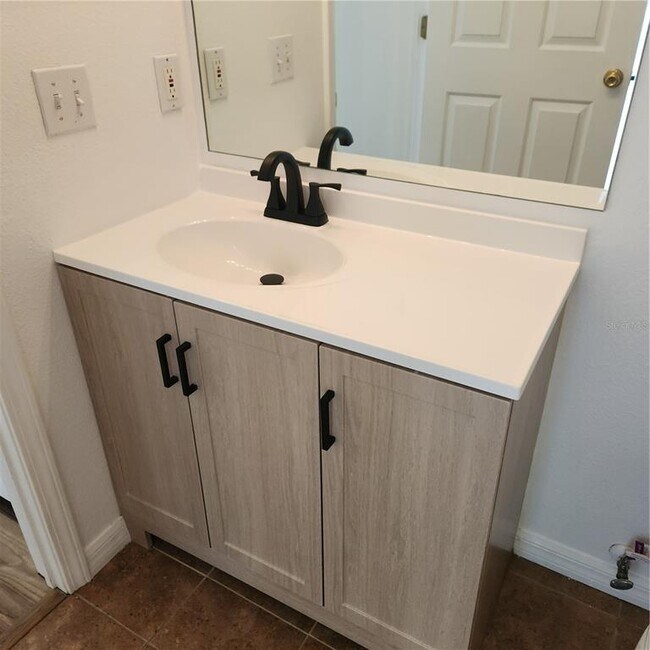 Building Photo - 3048 Chessington Dr