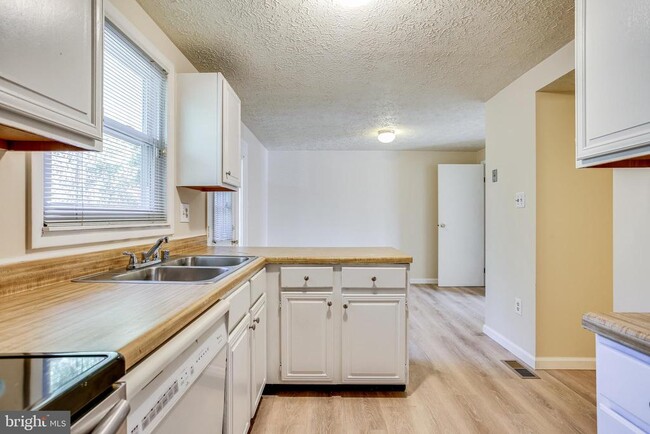 Building Photo - 6075 Cedar Wood Dr