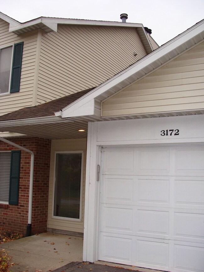 Building Photo - Two Bedroom Updated Windcrest Condo