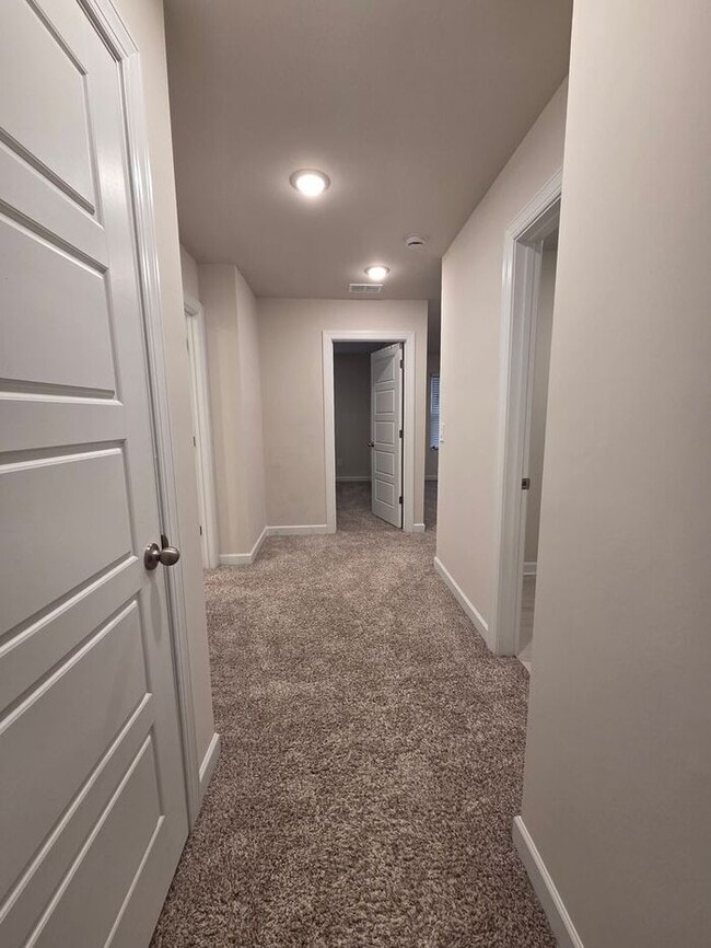 Building Photo - Beautiful and spacious! Ready for move in!