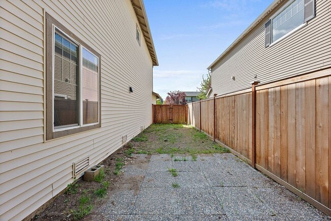 Building Photo - Charming 3-Bed Craftsman in DuPont | Trail...