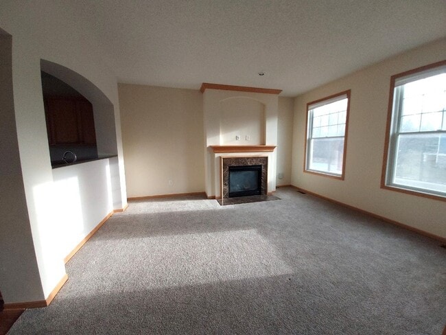 Building Photo - Great 3 Bedroom Townhome in Dancing Waters of Woodbury