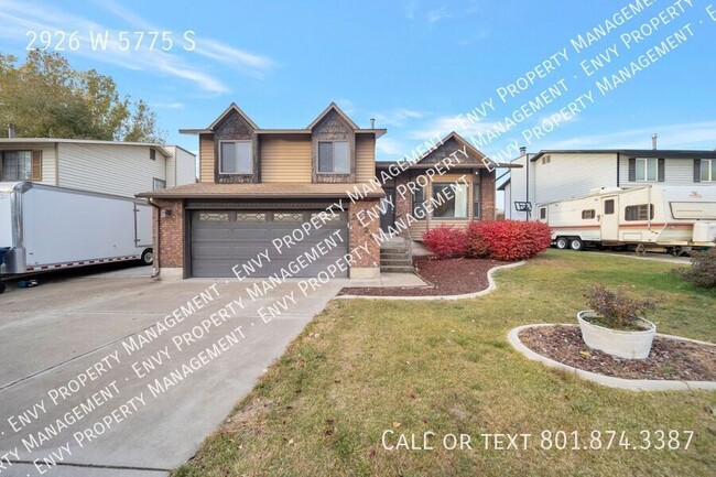 Primary Photo - Spacious & Pet-Friendly 4-Bed Home with Mo...