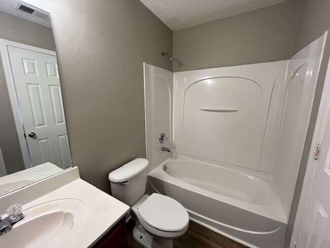 Building Photo - Renovated 3 Bedroom 3 Bath Townhome for Rent!