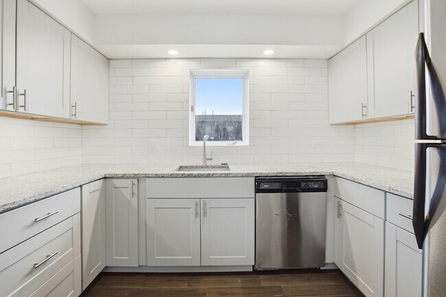 Building Photo - 6555 W Belmont Ave