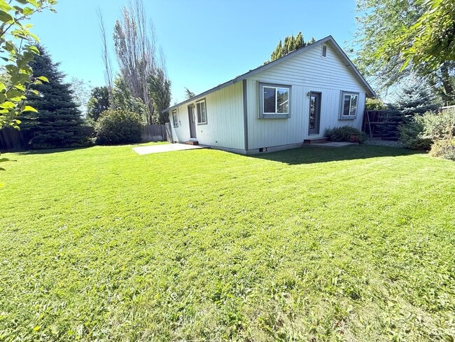Building Photo - BONUS RENT SPECIAL! 3 Bed on Cul-de-sac with Great Backyard and Lawn Service!