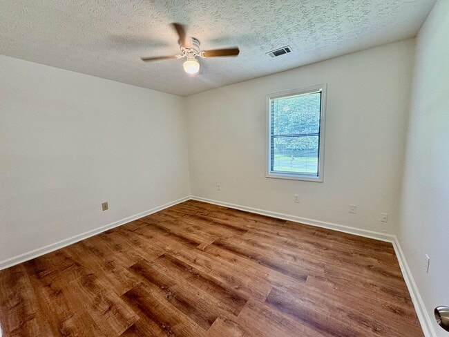 Building Photo - Corner Lot - Ranch home in Powder Springs!