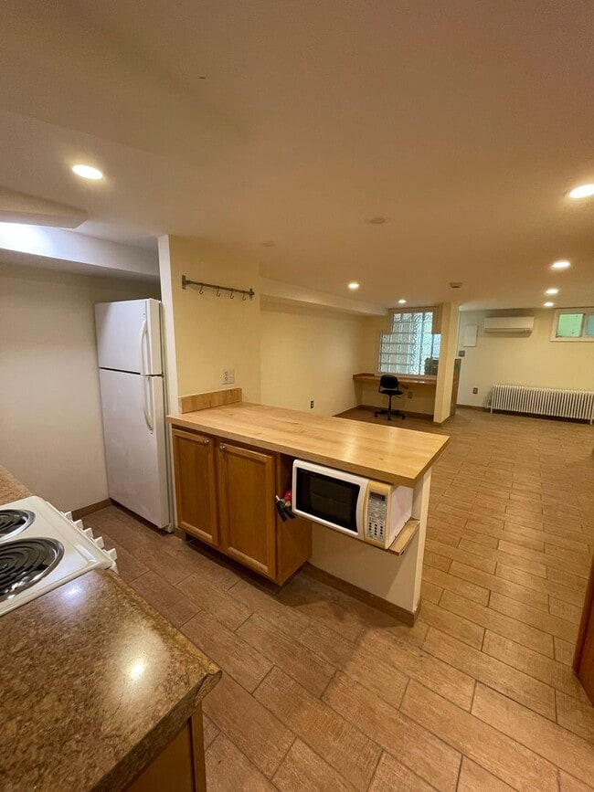 Building Photo - Charming 1928 Row Home for Rent with Modern Amenities — 2 Bedroom 2 Full Bath w/ 2 Half Baths, 2 ...