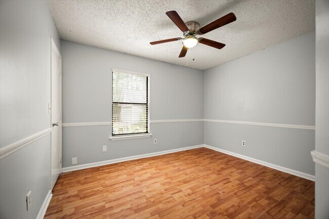 Building Photo - Charming 3-Bedroom, 2-bathroom Gem Awaits!