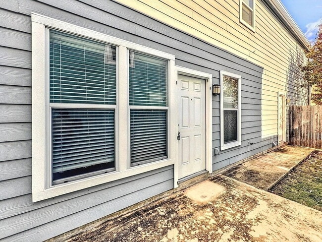 Building Photo - "Cozy 1-Bedroom Gem in San Marcos - Modern Comfort in 500 Sq Ft!"