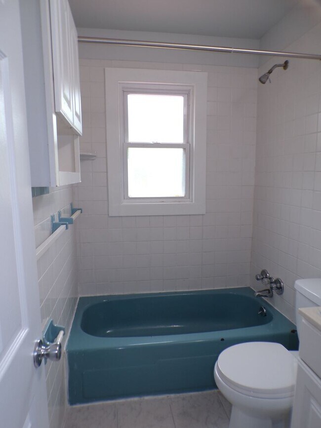 Building Photo - 3 BDRM, 2 BA Rambler w/ Basement - Great l...