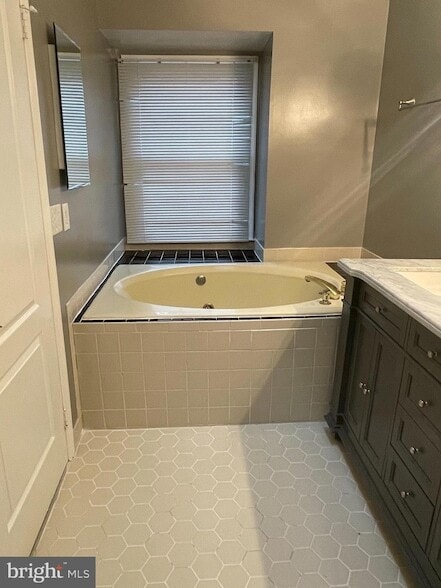 Building Photo - 8012 Merry Oaks Ct