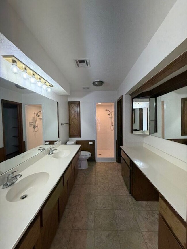 Building Photo - Spacious 2 bed/2.5 Baths - Duplex in the Surrey Hills Addition