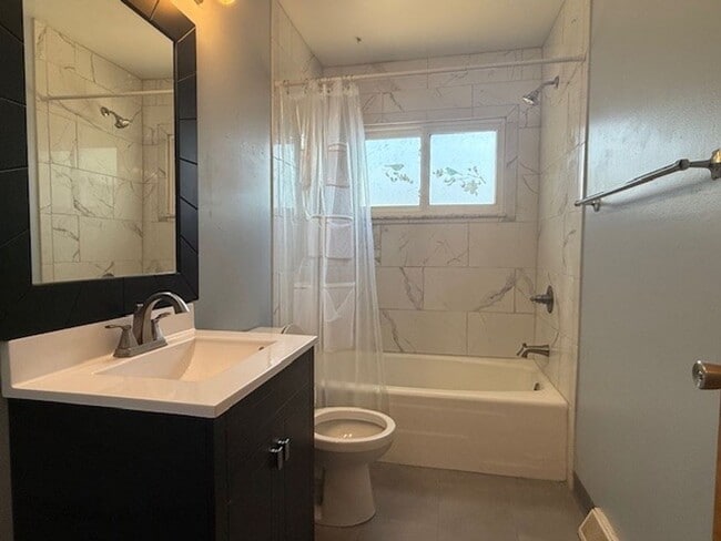 Building Photo - House For Lease