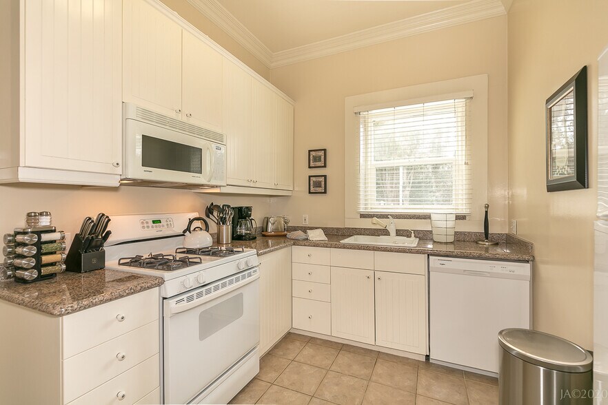 Walk into Kitchen - 2765 Lombard St