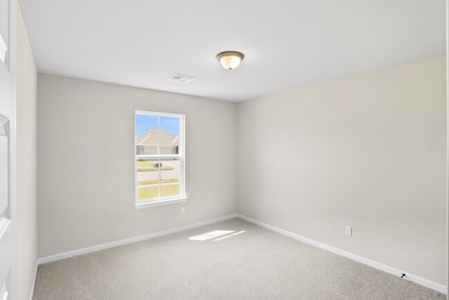 Building Photo - Like new, Move in Ready.