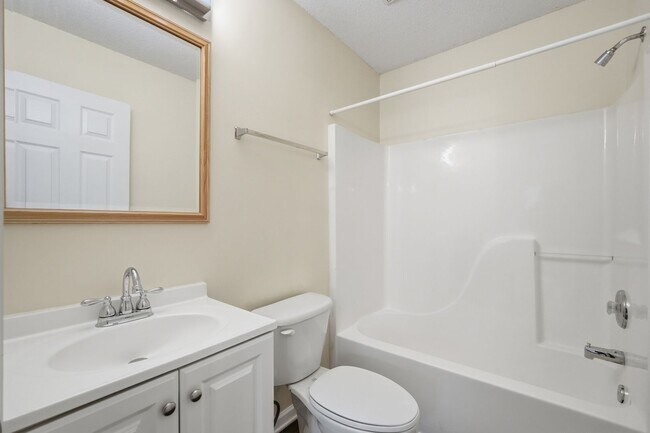 Building Photo - Beautiful Matthews Townhome with Updated Interior & Community Pool