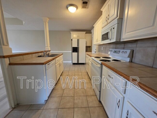 Building Photo - 12 Gold Meadow Loop