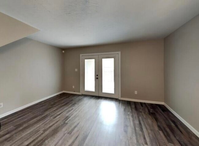 Building Photo - 1545 E Sahuaro Dr